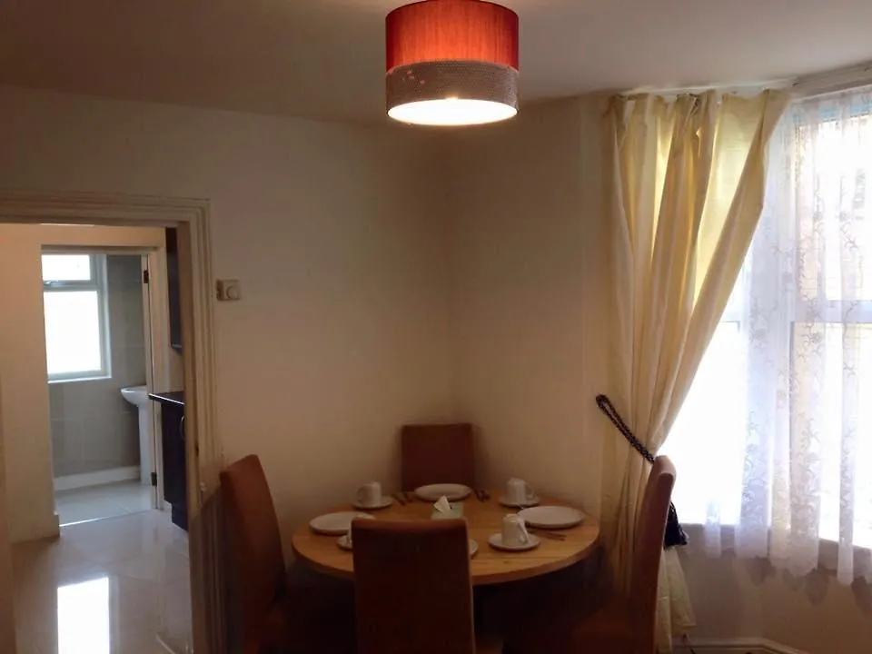 Larsvale Lodge London 3*,